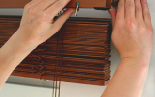 Как установить горизонтальные жалюзи на пластиковые окна?