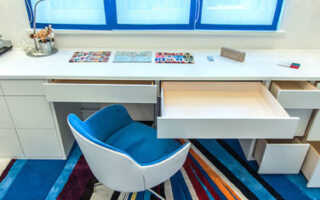 Столешница под окном в детской