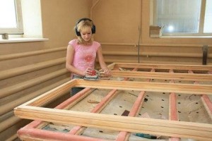 Обработка поверхности деревянного окна