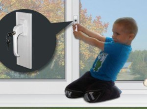 Малыш на подоконнике