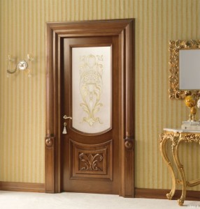 Деревянные двери способны создать атмосферу тепла и уюта в любом доме.