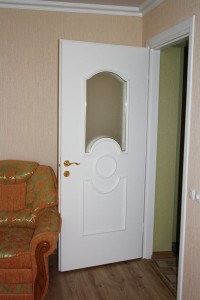 Пластиковые межкомнатные двери пожаробезопасны и устойчивы к влаге.