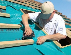 Устанавливая окно между стропил нужно делать просвет