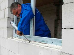 После установки пластикового окна всегда требуется монтаж откосов.