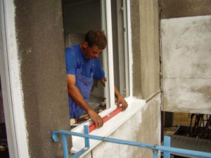 При установке пластикового отлива возможно применение метода шовного соединения между ним и оконной рамой