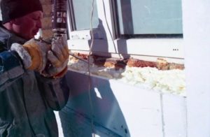 Свободное пространство, расположенное под отливом, задувается монтажной пеной