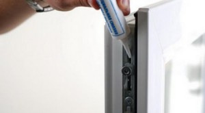 Ее следует нанести на все подвижные части фурнитуры.