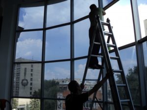 Правильно подобранная самоклеющаяся зеркальная пленка на окна