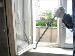 Демонтаж открывающихся створок.