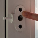 Монтаж оконного ограничителя