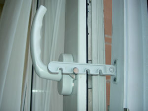 Как установить гребенки на пластиковое окно