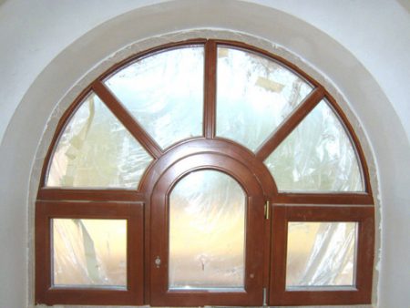 окно из дерева со стеклопакетами нестандартных размеров