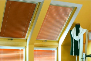 Горизонтальные деревянные жалюзи на мансардных окнах 