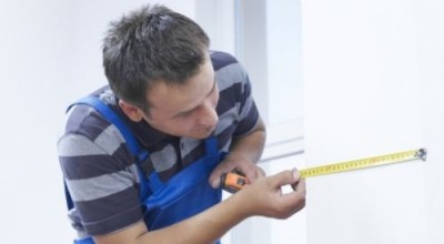 Кавк меряют проемы под пластиковые окна