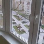 С декоративной раскладкой окна на балконе