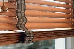 Деревянные жалюзи – отличная защита от солнечных лучей