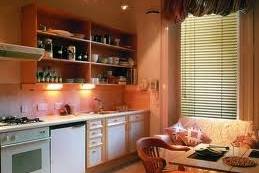 Горизонтальные жалюзи в кухонном интерьере