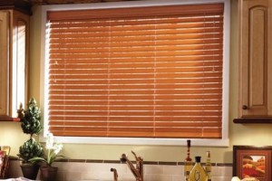 Деревянные жалюзи на кухне