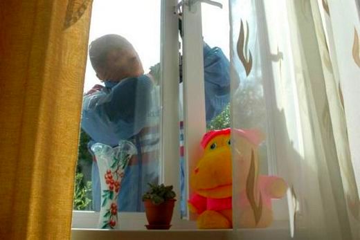 При помощи линейки с наружней стороны можно открыть пластиковое окно