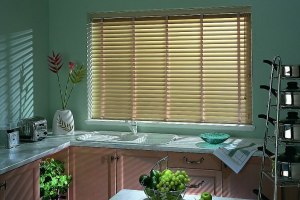 Кухня с пластиковыми жалюзи под дерево