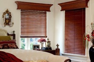 Гостиная с жалюзи из дерева в экостиле