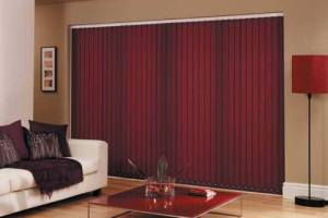 Вертикальные жалюзи в гостиной