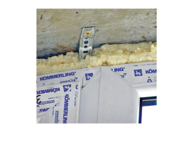 Окно крепят с помощью пластины