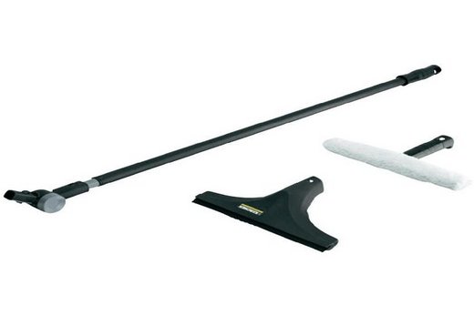 Удобная длинная ручка у стеклоочистителя марки Керхер для мытья окон на балконе