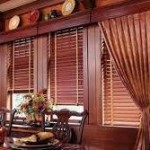 Гостиная с горизонтальными жалюзи из дерева