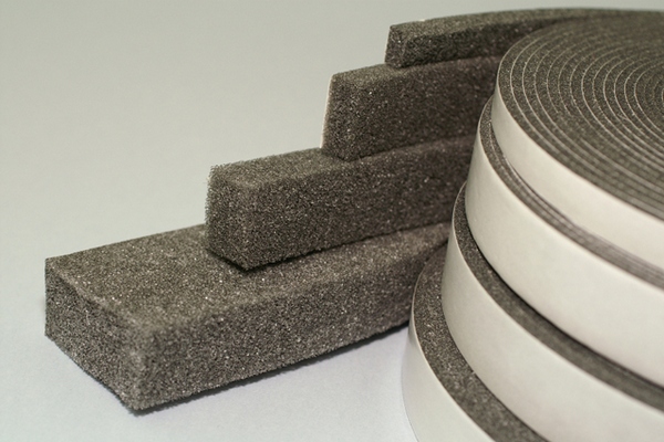 Предварительно сжатая уплотнительная лента в ролике и после расширения