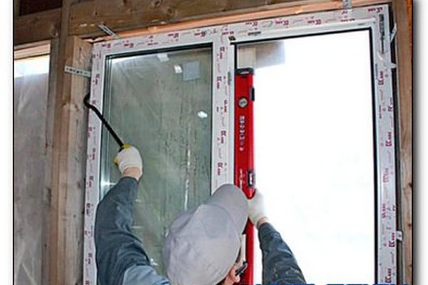 Монтаж пластикового окна в деревянном строении