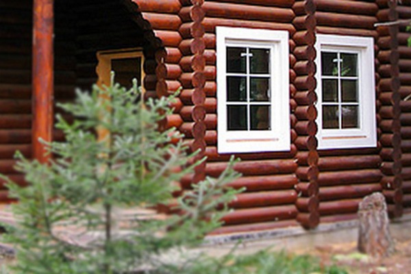 Пластиковые окна в доме из брёвен