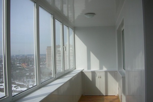 Остекление лоджии профилем Рехау: вид изнутри помещения