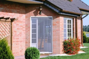 Дверь загородного дома с москитной сеткой