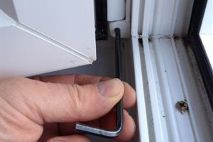 Регулировку поджатия створки по горизонтали осуществляют, подкручивая нижние винты фурнитуры Geviss