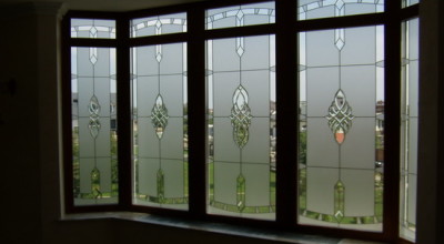 С витражом ПВХ-окно