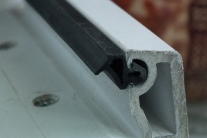 Притворный уплотнитель в пластиковом профиле