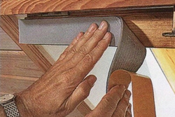 Так наклеивают уплотнительный профиль на окна Велюкс