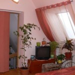 Оформление мансардного окна занавесками в розовых тонах