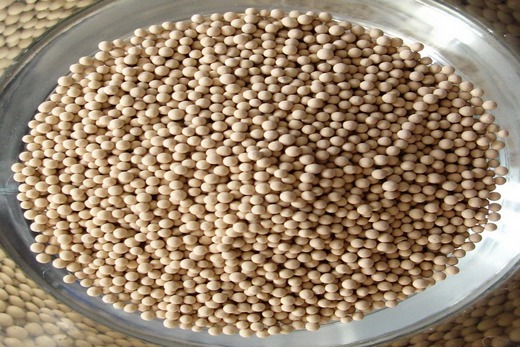 Молекулярное сито лежит в стеклянной таре