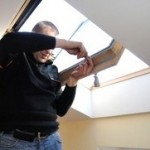 Установка уплотнителя на мансардное окно