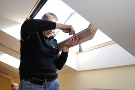 Установка уплотнителя на мансардное окно