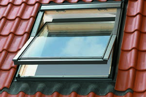 Мансардное окно Velux из дерева