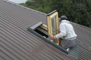 Ранее снятая створка ставится на место