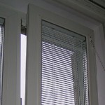 kak-krepit-rulonnye-shtory-na-plastikovye-okna-m