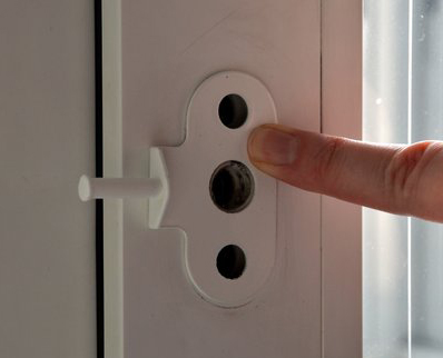 Как поставить ограничитель на пластиковое окно3