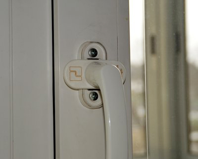 Как поставить ограничитель на пластиковое окно1