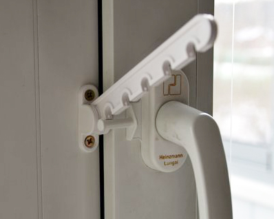 Как поставить ограничитель на пластиковое окно4