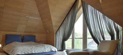 Шторы на треугольные окна в деревянном доме